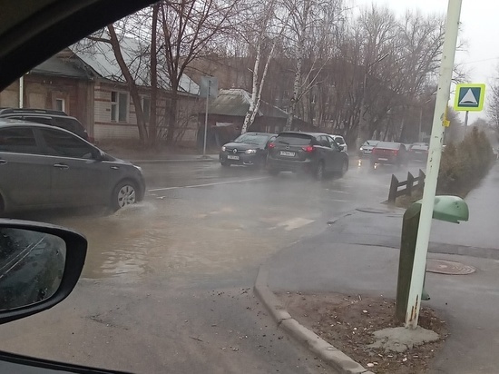 Коммунальщики приступили к устранению прорыва на коллекторе в Рязани