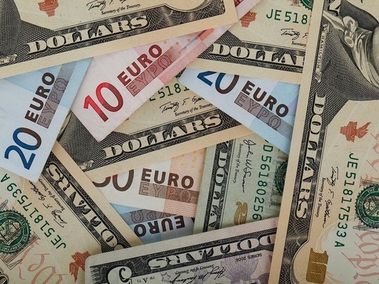 Доллар и евро подорожали на 6 рублей