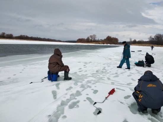 В Чебоксарах спасатели вывезли с непрочного льда молодого рыбака