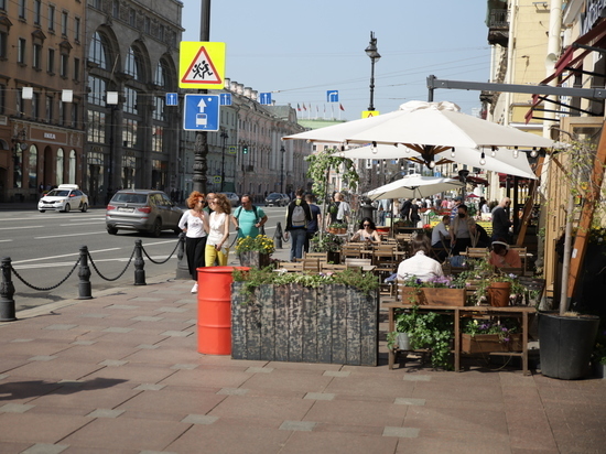 Летние кафе появятся на улицах Петербурга уже 1 мая