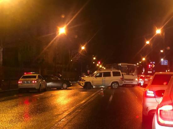Петербургские водители встали в километровые пробки, в городе 20 ДТП