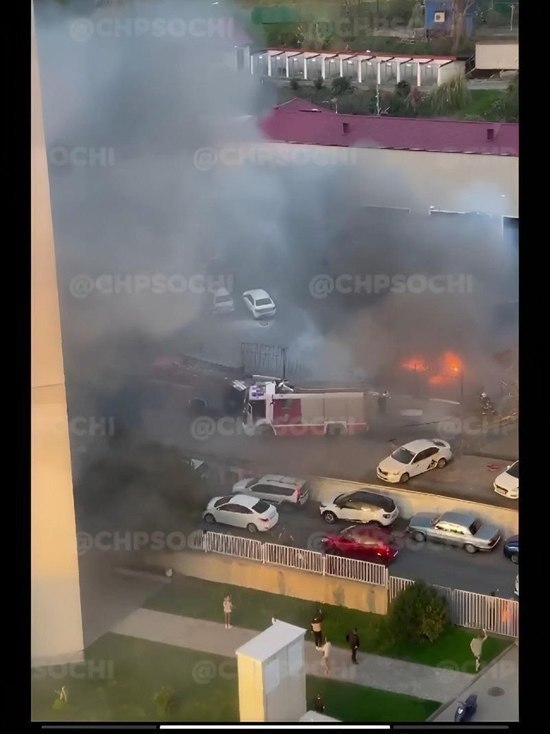 В Сочи на служебной парковке отделения УВД сгорели два автомобиля
