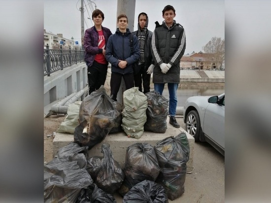 Астраханские студенты очищают берег Кутума