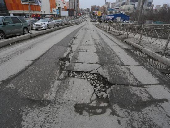 Ямочный ремонт горячим асфальтом начали дорожные службы в Новосибирске