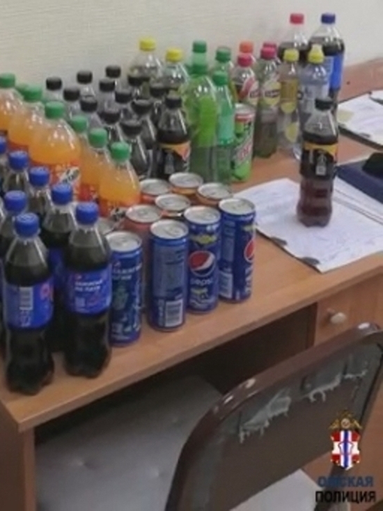 В Омске мужчина похитил бутылки с газировкой из уличного холодильника