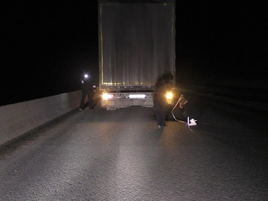 Грузовик задавил пешехода на ЕКАД