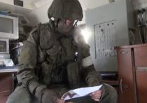 Письма от школьников и юнармейцев из разных регионов России доставили российским военнослужащим, участвующим в спецоперации на Украине, и передали в руки прямо на позициях