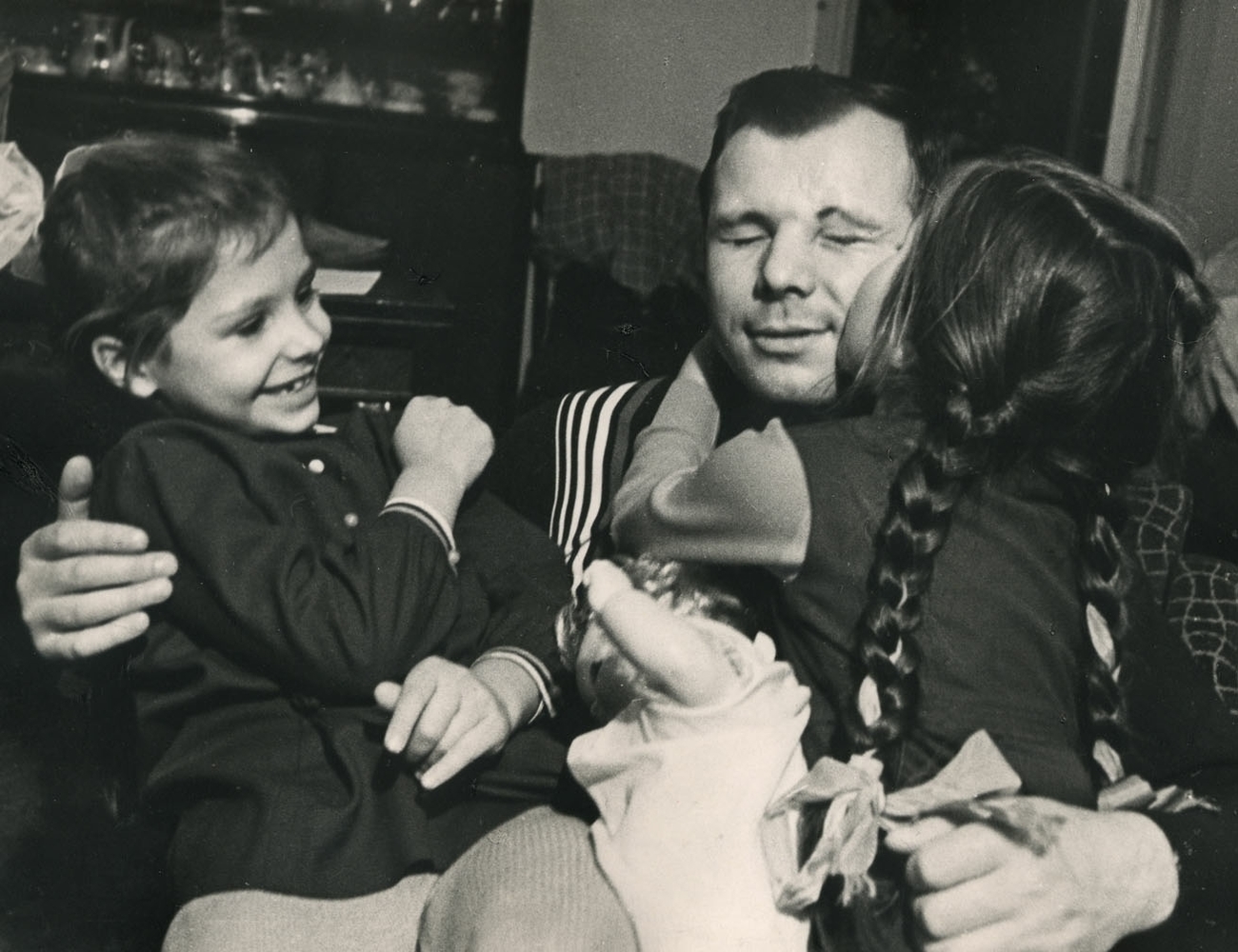 Гагарин семья жена. Семья Юрия Гагарина. Гагарин с дочками.