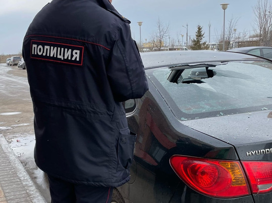 В Рязани неизвестный разбил машину, выкинув кружку из окна