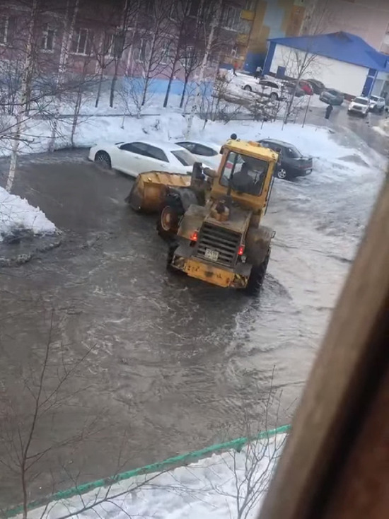 Воду не откачивают, а сгребают на припаркованные авто: житель Ноябрьска пожаловался на дрейфующий в «озере» у дома грейдер