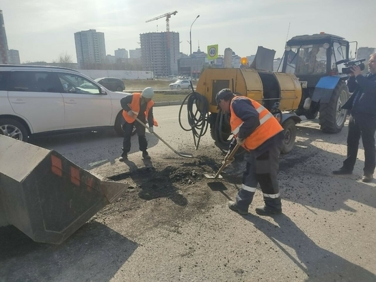 В Набережных Челнах приступили к ямочному ремонту дорог