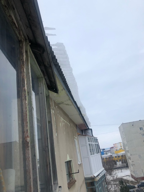 В Надыме сползающую с крыши дома глыбу льда убрали после жалобы в соцсети