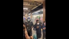 В метро Нью-Йорка неизвестный начал стрелять в людей: видео