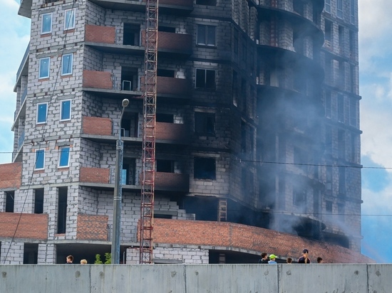 Из-за пожара в высотке в центре Челябинска эвакуированы 25 человек