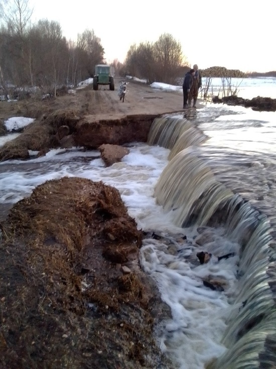 В Тверской области восстанавливают размытую во время паводков дорогу