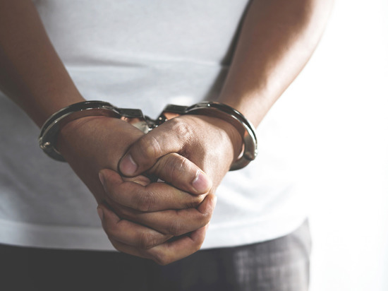 Во Всеволожске арестовали девушку за хранение наркотиков в бюстгальтере