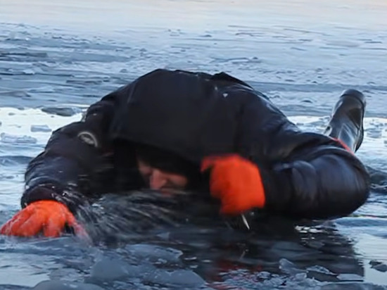 В Кирово-Чепецке рыбак смог выбраться из-подо льда