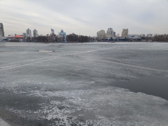 Мужчина провалился под лед на Городском пруду в Екатеринбурге