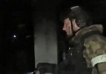 Глава Чеченской Республики Рамзан Кадыров опубликовал в своем ТГ-канале видео, на котором показано, как чеченские бойцы ведут боевые действия с засевшей в подземных «лабиринтах» «Азовстали» группой азовцев (бойцы батальона «Азов» – запрещенной в РФ экстремистской организации, – Ред