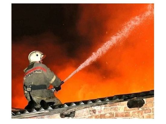 В Холм-Жирковском районе на станции Игоревская ночью горел нежилой дом