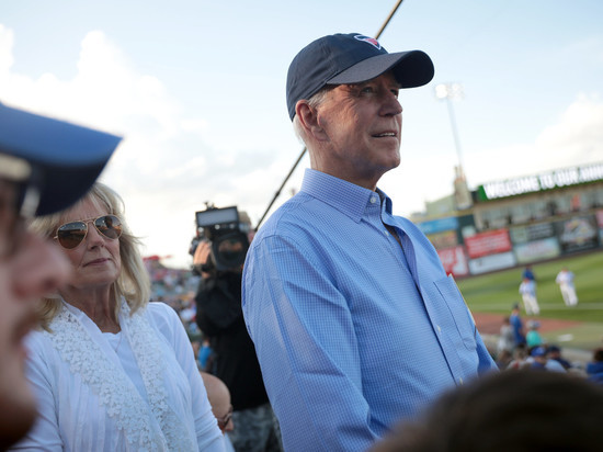 Байден во время выступления подвергся «атаке» голубя