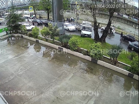 В Центральном районе Сочи возле остановки столкнулись четыре автомобиля