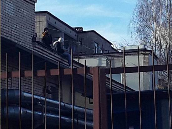 Забравшиеся на крышу здания в Новгороде дети спровоцировали проверку прокуратуры