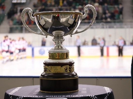 В Красноярск привезли 19-килограммовый хоккейный Кубок Федерации