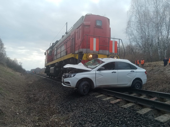 Два человека погибли при столкновении поезда с Lada в Рязанской области