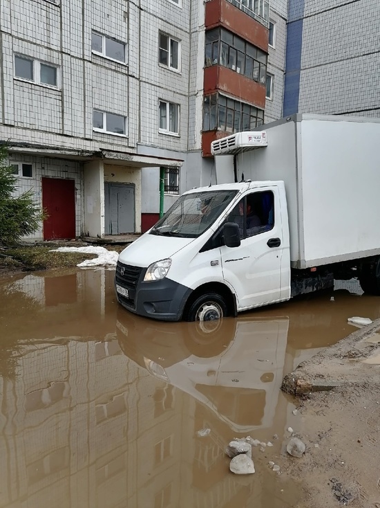 Дворовая лужа в Ярославле стала ловушкой для ГАЗели