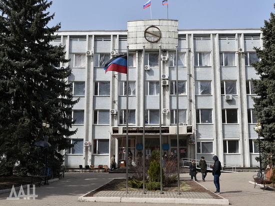 В Волновахе выдали первые свидетельства о рождении