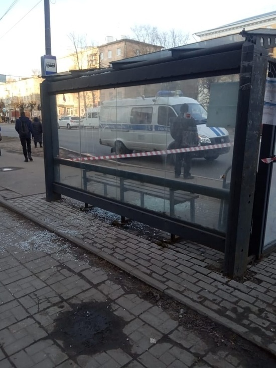 В центре Твери неизвестные обстреляли остановку: на месте работает полиция