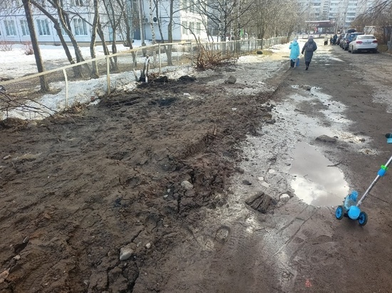 Через ямы к детскому садику приходится пробираться в Петрозаводске