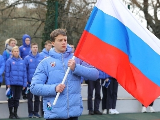 Министерство образования Колымы планирует начинать неделю в школах с поднятия флага России