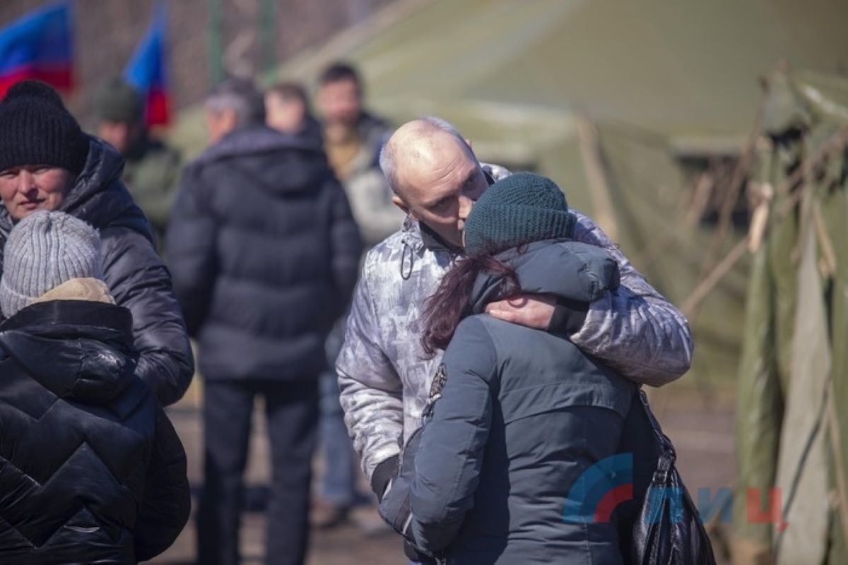 Киевские боевики расстреляли колонну беженцев из ЛНР. Есть погибшие