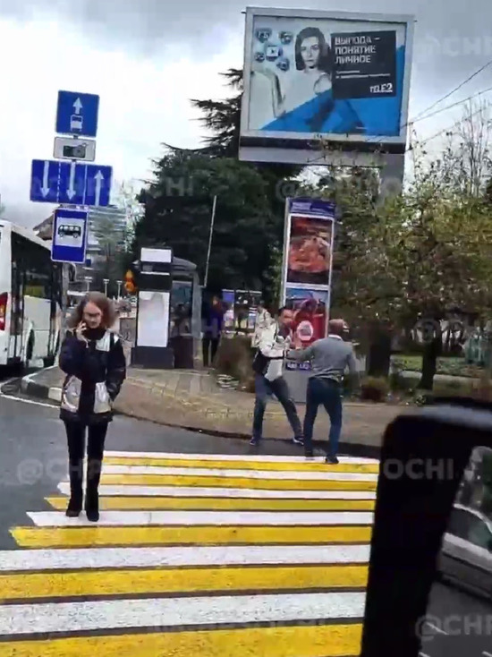 В центре Сочи прохожие сняли на видео драку водителя автобуса и пьяного мужчины