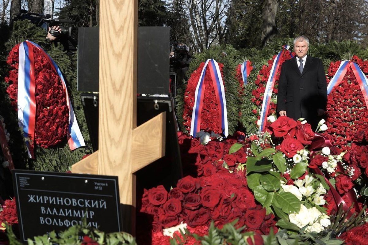 Жириновский умер дата. Новодевичье кладбище могилы. Могильные цветы.