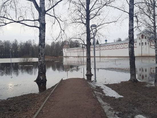 Улицы Тихвина оказались подтоплены весенними паводками