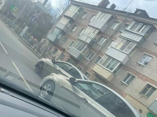 На улице Фокина в Брянске возник затор из-за аварии
