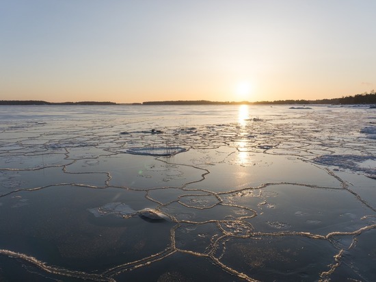 Экстремальная прогулка по льду в Петербурге закончилась спасательной операцией