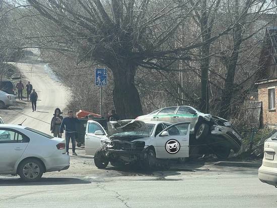На улице Пушкина жестко столкнулись два автомобиля