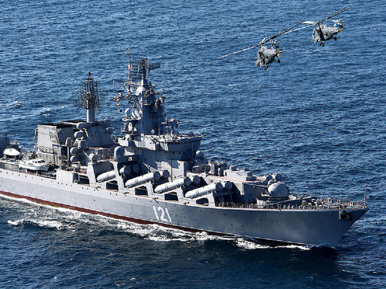 Возле крейсера "Москва" заметили американский разведывательный самолет