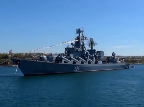 Очаг возгорания на крейсере "Москва" удалось локализовать