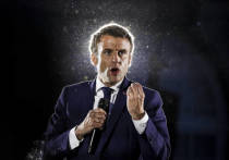 Действующий президент Франции Эммануэль Макрон может выиграть второй тур президентских выборов, набрав 53,5 процента голосов