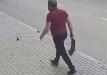 В Казани мужчина с огромным и широким ножом типа мачете напал на припаркованный у здания автомобиль