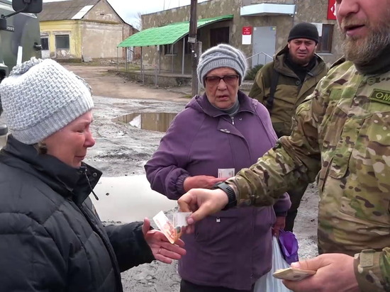 Кадыров показал раздачу жителям Донбасса пятитысячных купюр