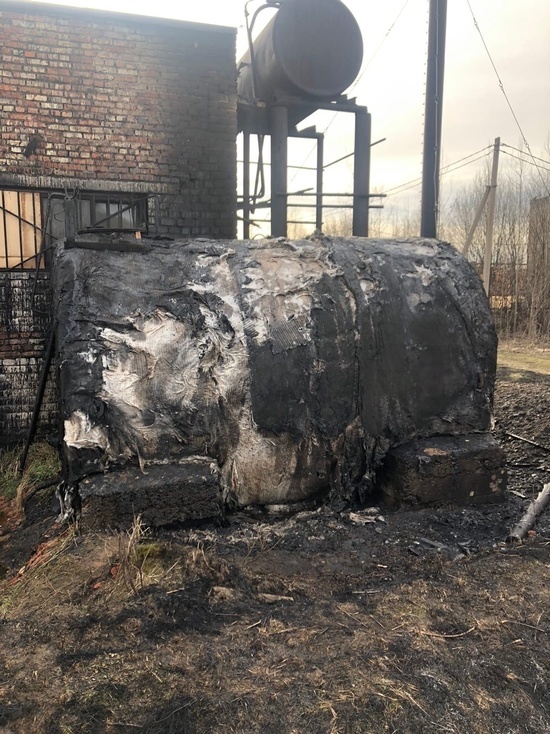 Из-за пала травы в Тверской области загорелась цистерна с мазутом