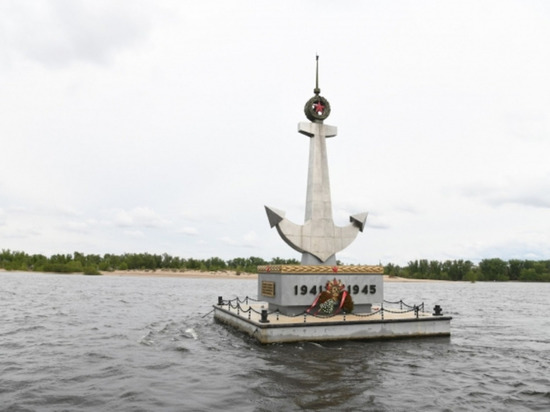 В Волгограде вновь установили плавучий памятник волжским речникам
