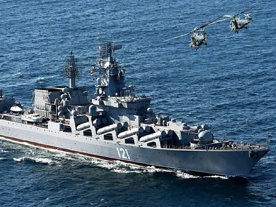 Минобороны РФ: экипаж крейсера "Москва" был эвакуирован