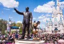 Генеральный директор компании Walt Disney Боб Чапек резко раскритиковал власти штата Флорида, запретившие уроки сексуальной ориентации и гендерной идентичности для детей в детских садах и начальных школах